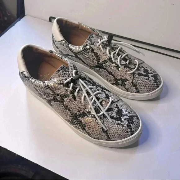 Linea Paolo Kirby Sneaker Snakeskin Print Women Size 7M Classy Dressy - Picture 1 of 6
